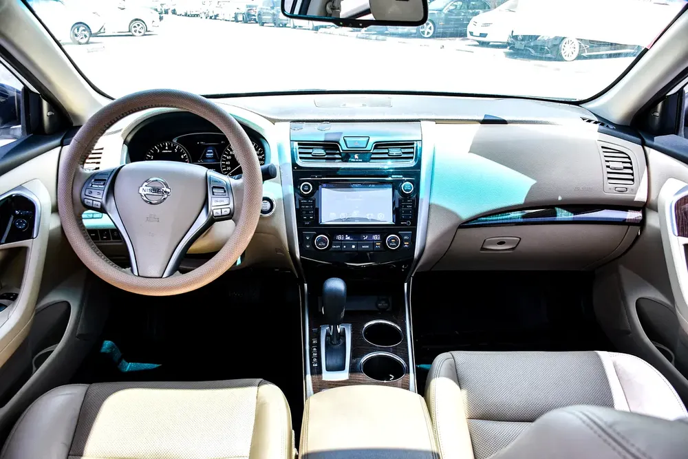 Well Maintained Nissan Altima 2015 SL - Korean Specs - Image 9