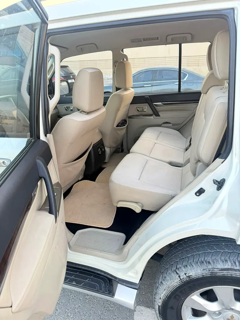 Mitsubishi Pajero GLS MID 2019 - GCC Specs - Excellent Condition - Image 12
