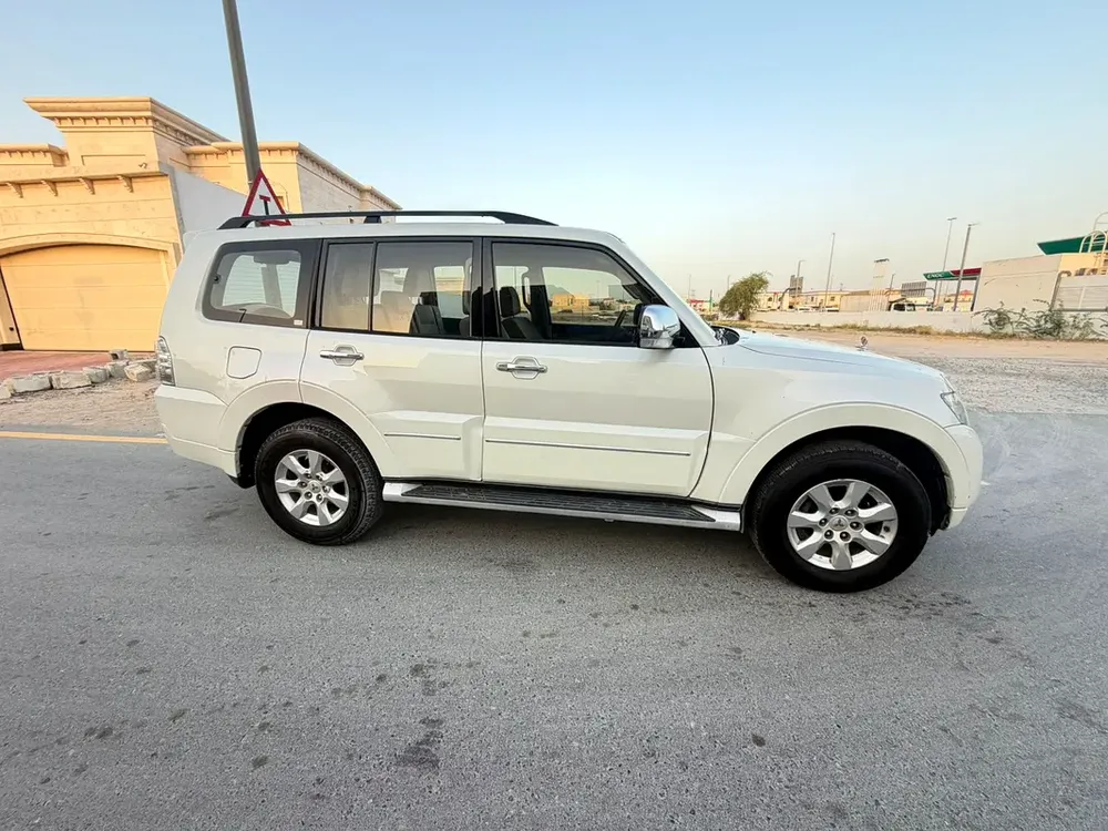 Mitsubishi Pajero GLS MID 2019 - GCC Specs - Excellent Condition - Image 4