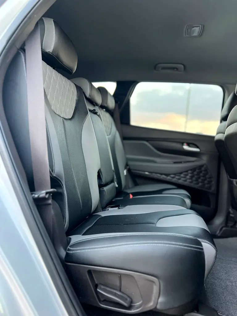 2019 Hyndai Santafe MidOption+ - 2.4L V4 - 4x4 AWD - Rear Camera - Leather Seat  5 Seats - Image 16