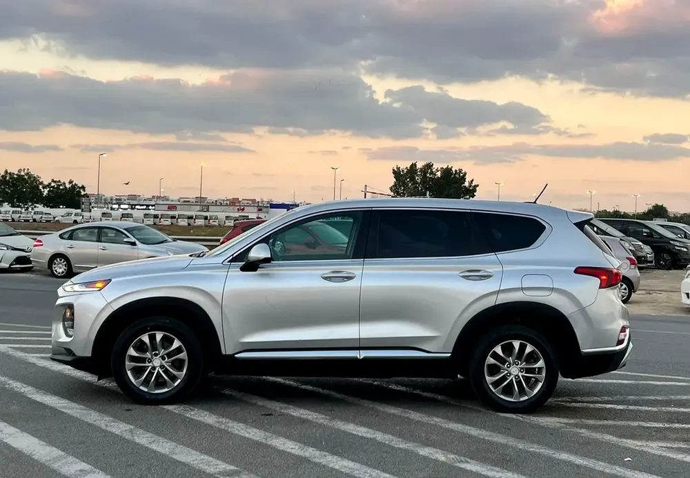 2019 Hyndai Santafe MidOption+ - 2.4L V4 - 4x4 AWD - Rear Camera - Leather Seat  5 Seats - Image 4