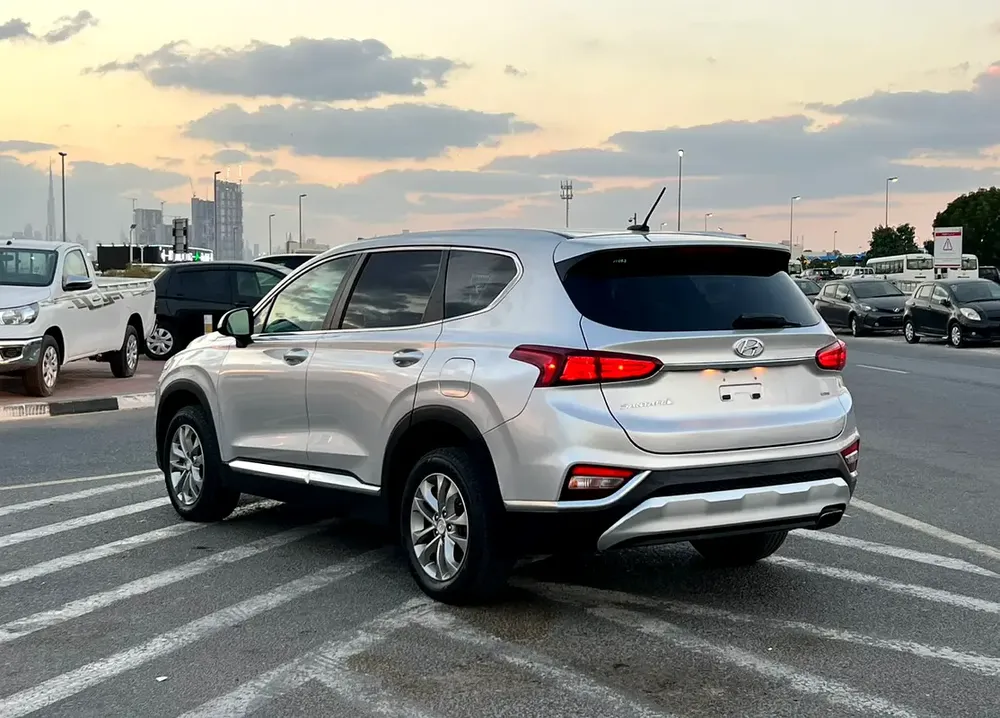 2019 Hyndai Santafe MidOption+ - 2.4L V4 - 4x4 AWD - Rear Camera - Leather Seat  5 Seats - Image 5