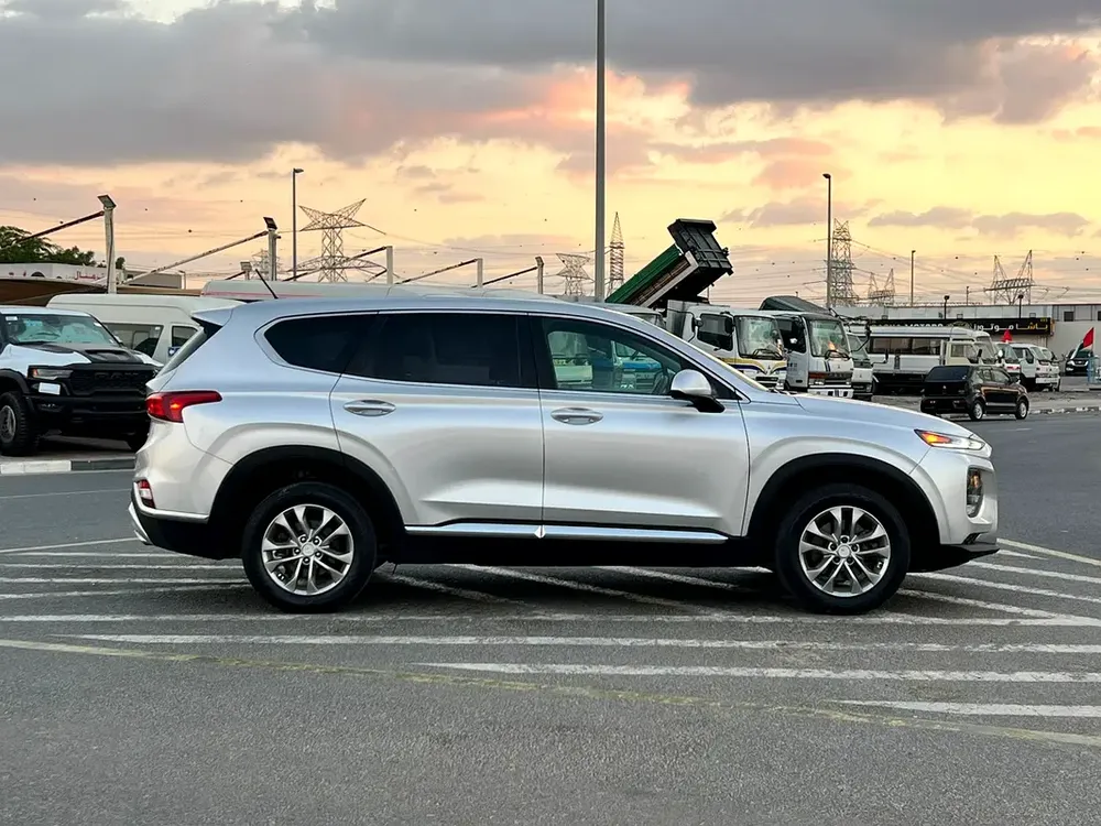 2019 Hyndai Santafe MidOption+ - 2.4L V4 - 4x4 AWD - Rear Camera - Leather Seat  5 Seats - Image 9