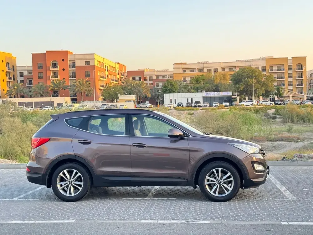 Hyundai Santa Fe GDI Mid 2016 - Gcc specs 4clyander 7sets - Image 4