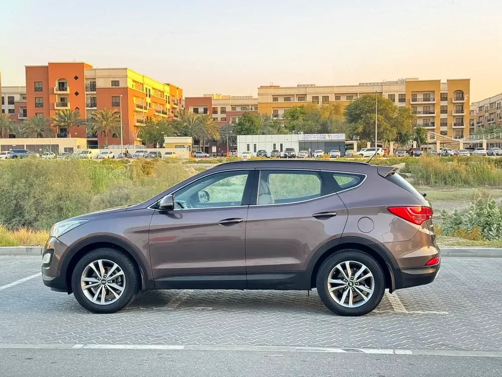 Hyundai Santa Fe GDI Mid 2016 - Gcc specs 4clyander 7sets - Image 5