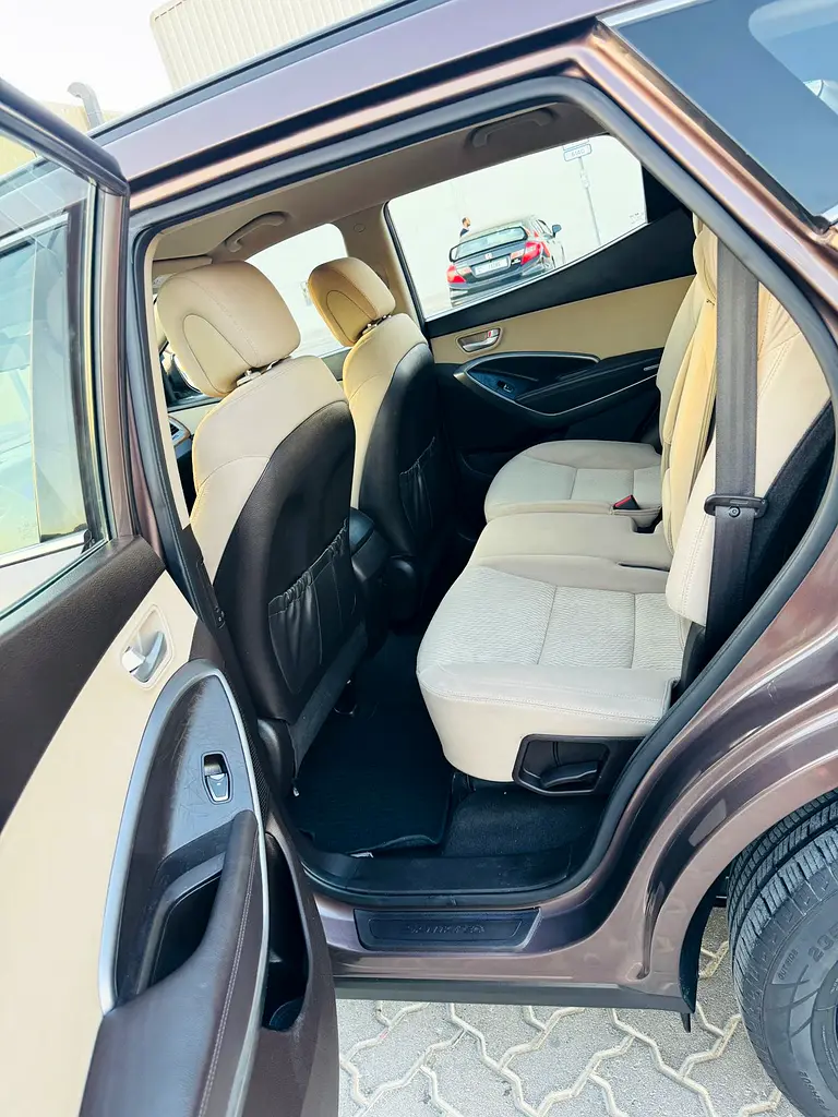 Hyundai Santa Fe GDI Mid 2016 - Gcc specs 4clyander 7sets - Image 6