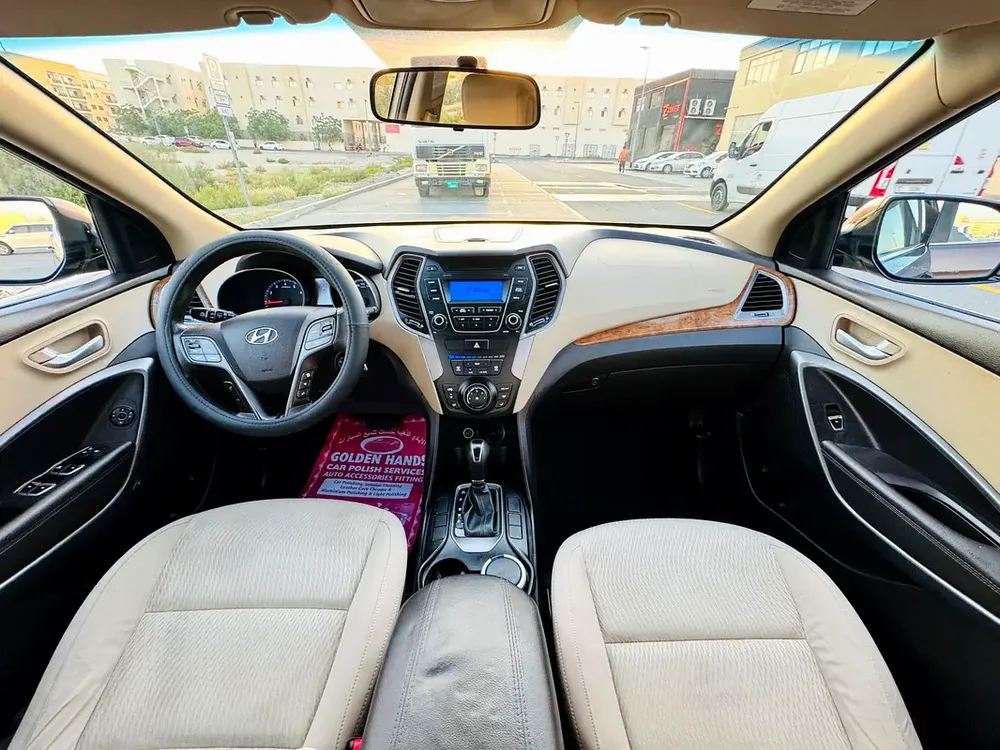 Hyundai Santa Fe GDI Mid 2016 - Gcc specs 4clyander 7sets - Image 8