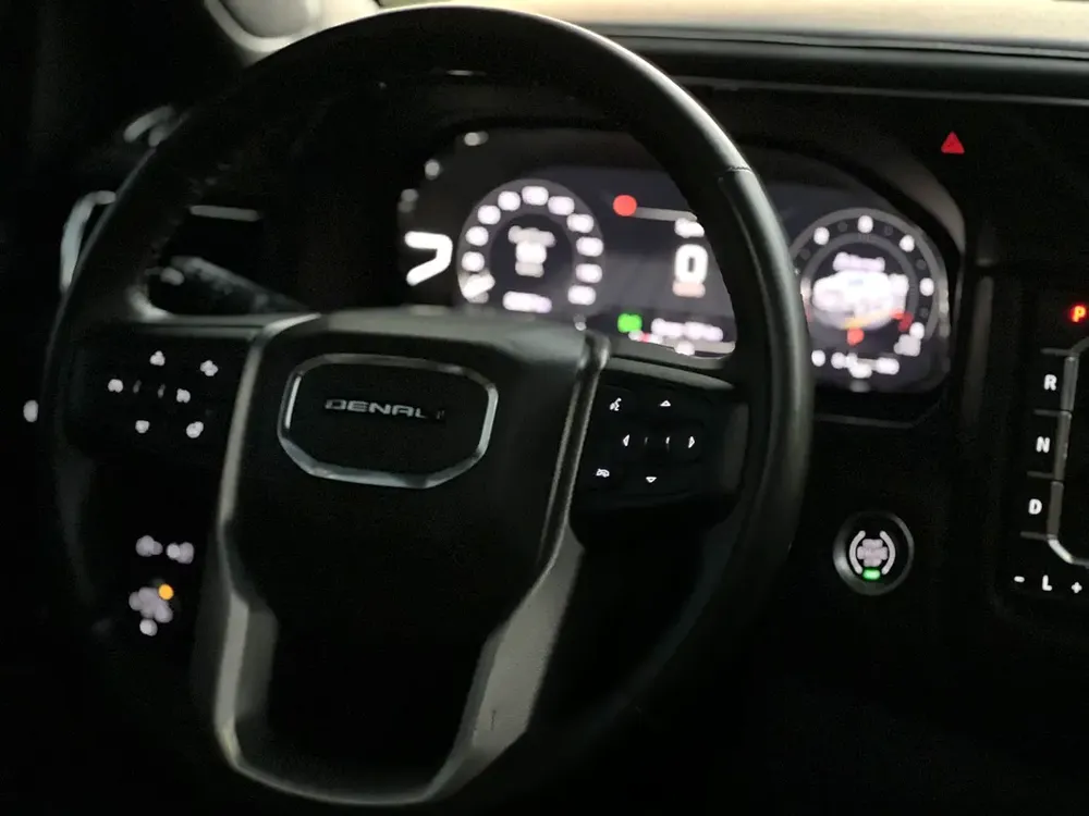GMC YUKON Denali - GCC -full options - Image 10