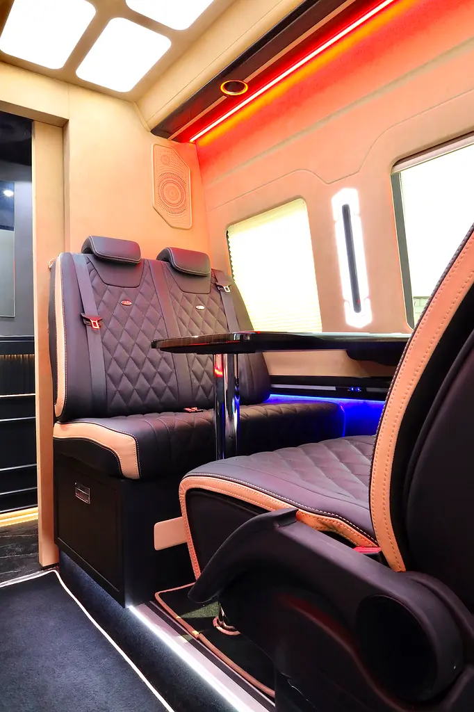 MERCEDES BENZ SPRINTER GCC 519 CDI - FULL EXCLUSIVE + FRIDGE + BATHROOM + COFFEE MACHINE + APPLE TV - Image 11