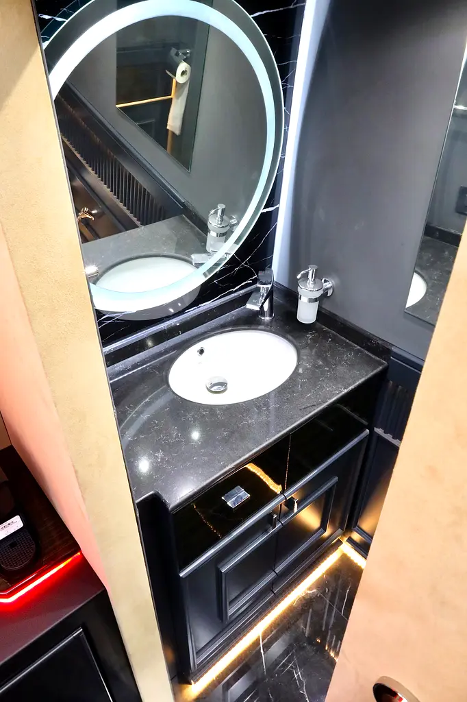 MERCEDES BENZ SPRINTER GCC 519 CDI - FULL EXCLUSIVE + FRIDGE + BATHROOM + COFFEE MACHINE + APPLE TV - Image 12