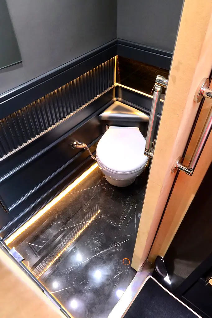 MERCEDES BENZ SPRINTER GCC 519 CDI - FULL EXCLUSIVE + FRIDGE + BATHROOM + COFFEE MACHINE + APPLE TV - Image 13