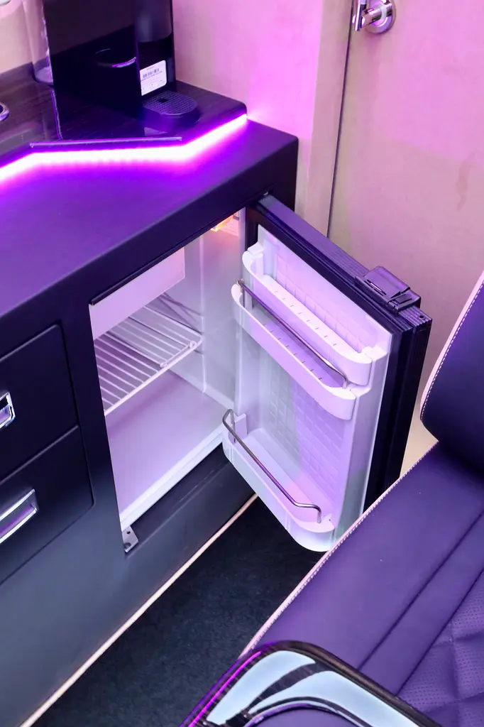MERCEDES BENZ SPRINTER GCC 519 CDI - FULL EXCLUSIVE + FRIDGE + BATHROOM + COFFEE MACHINE + APPLE TV - Image 15