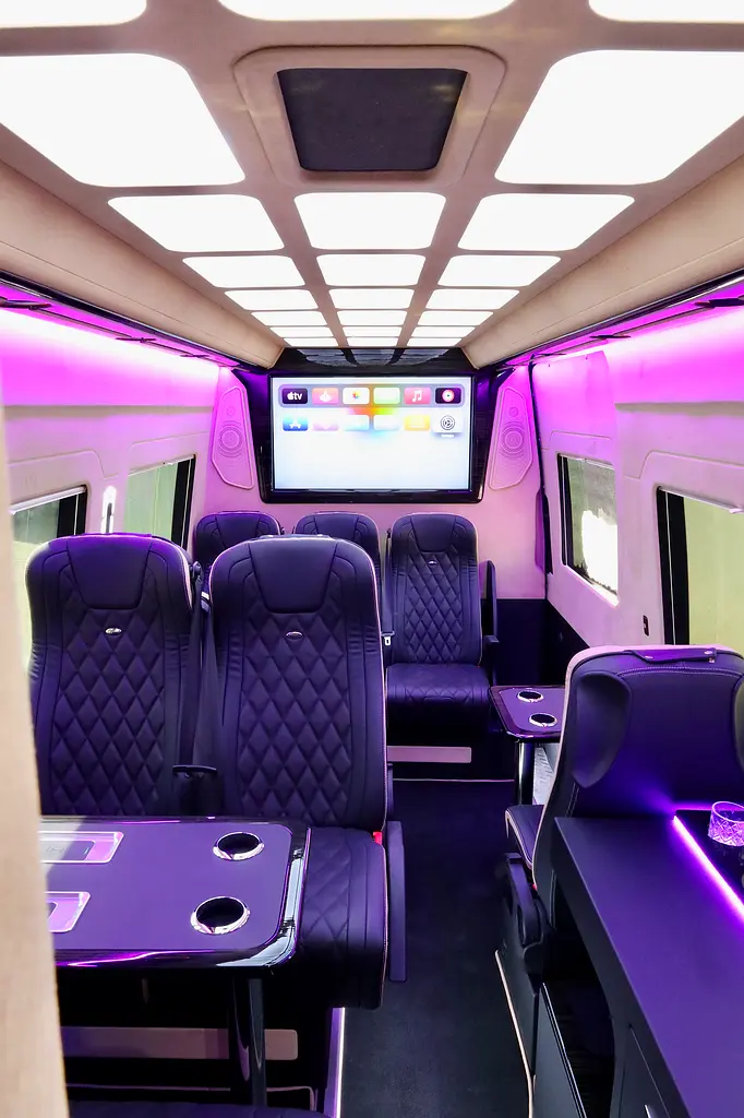 MERCEDES BENZ SPRINTER GCC 519 CDI - FULL EXCLUSIVE + FRIDGE + BATHROOM + COFFEE MACHINE + APPLE TV - Image 16