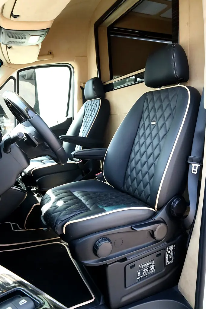 MERCEDES BENZ SPRINTER GCC 519 CDI - FULL EXCLUSIVE + FRIDGE + BATHROOM + COFFEE MACHINE + APPLE TV - Image 17