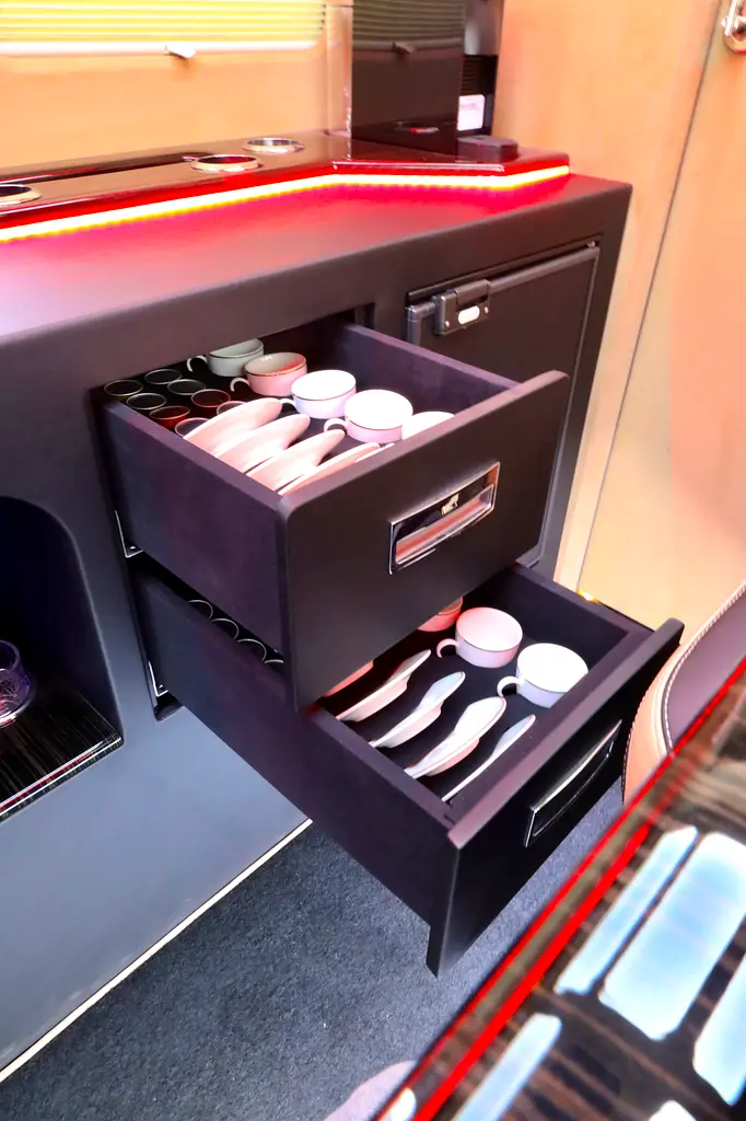 MERCEDES BENZ SPRINTER GCC 519 CDI - FULL EXCLUSIVE + FRIDGE + BATHROOM + COFFEE MACHINE + APPLE TV - Image 18