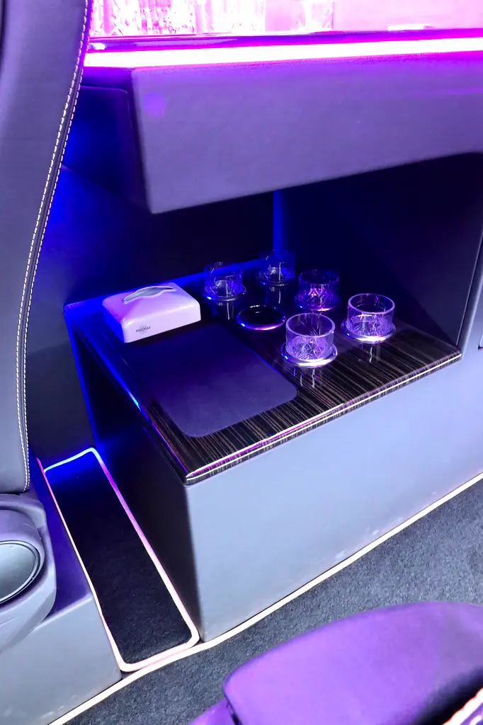 MERCEDES BENZ SPRINTER GCC 519 CDI - FULL EXCLUSIVE + FRIDGE + BATHROOM + COFFEE MACHINE + APPLE TV - Image 20