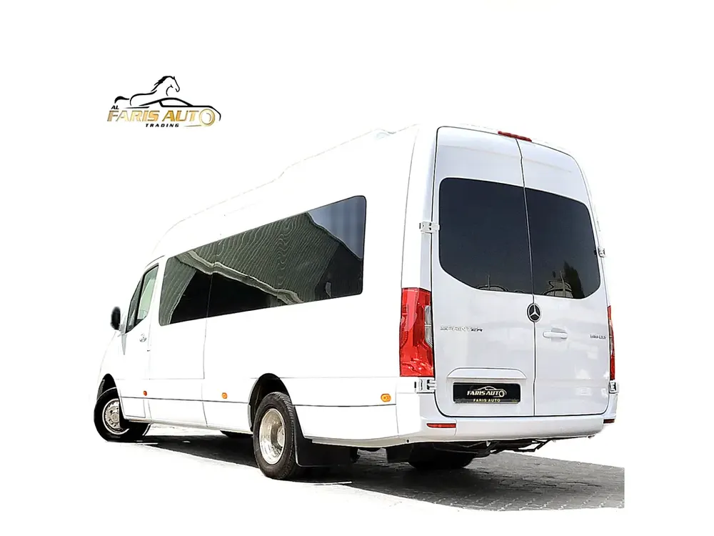 MERCEDES BENZ SPRINTER GCC 519 CDI - FULL EXCLUSIVE + FRIDGE + BATHROOM + COFFEE MACHINE + APPLE TV - Image 4