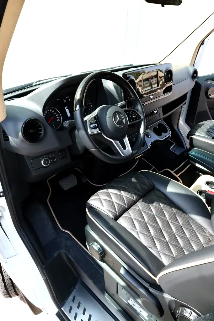 MERCEDES BENZ SPRINTER GCC 519 CDI - FULL EXCLUSIVE + FRIDGE + BATHROOM + COFFEE MACHINE + APPLE TV - Image 5