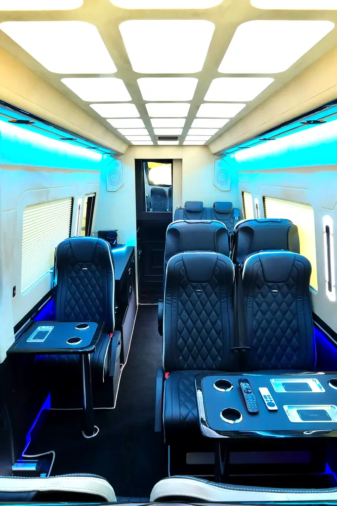 MERCEDES BENZ SPRINTER GCC 519 CDI - FULL EXCLUSIVE + FRIDGE + BATHROOM + COFFEE MACHINE + APPLE TV - Image 6