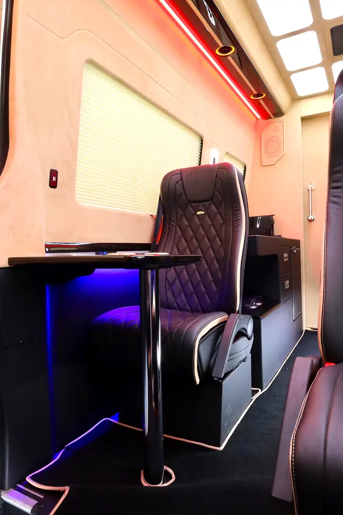 MERCEDES BENZ SPRINTER GCC 519 CDI - FULL EXCLUSIVE + FRIDGE + BATHROOM + COFFEE MACHINE + APPLE TV - Image 7