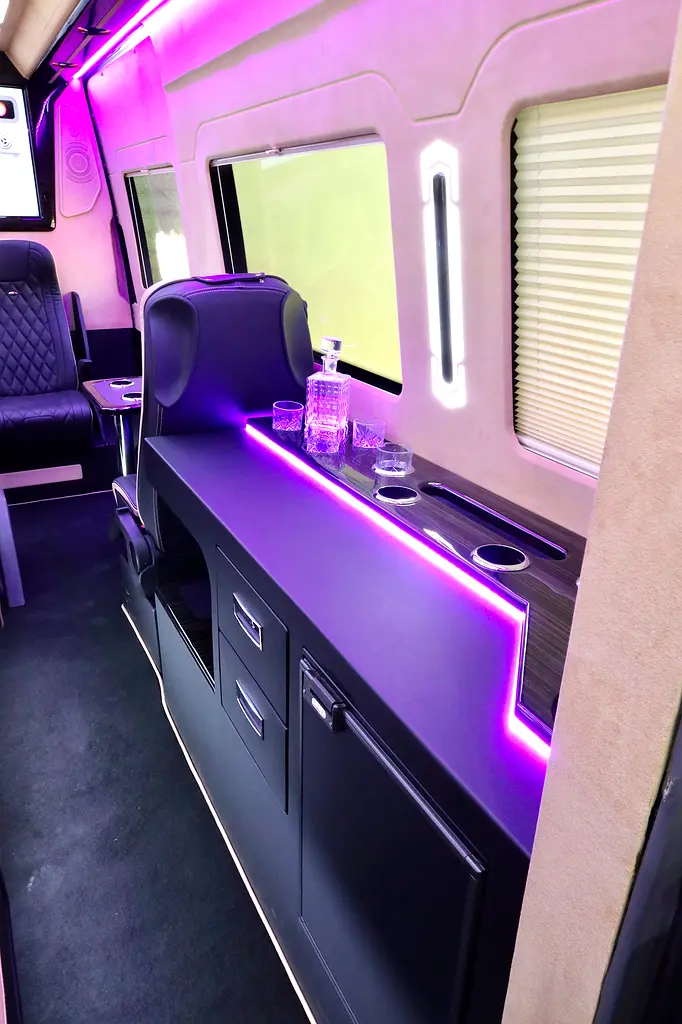 MERCEDES BENZ SPRINTER GCC 519 CDI - FULL EXCLUSIVE + FRIDGE + BATHROOM + COFFEE MACHINE + APPLE TV - Image 8