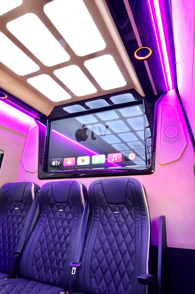 MERCEDES BENZ SPRINTER GCC 519 CDI - FULL EXCLUSIVE + FRIDGE + BATHROOM + COFFEE MACHINE + APPLE TV - Image 9