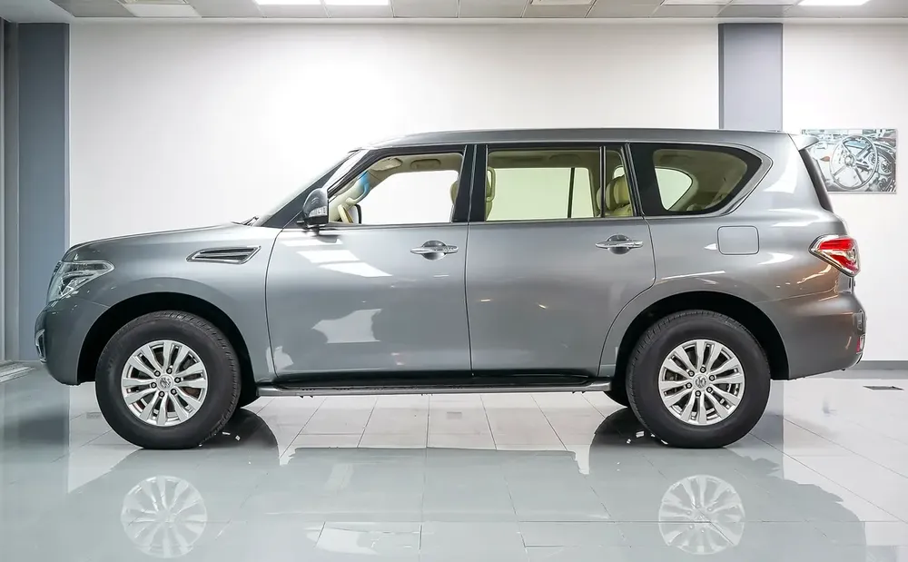 Nissan Patrol V6 Grey High Options | GCC | Agency Maintained | Warranty | Accidents Free - Image 4