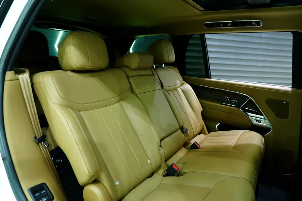 2025 Range Rover Vogue P400 SE LWB, 7-Seater, Deployable Side Steps, Panoramic Roof!! - Image 10