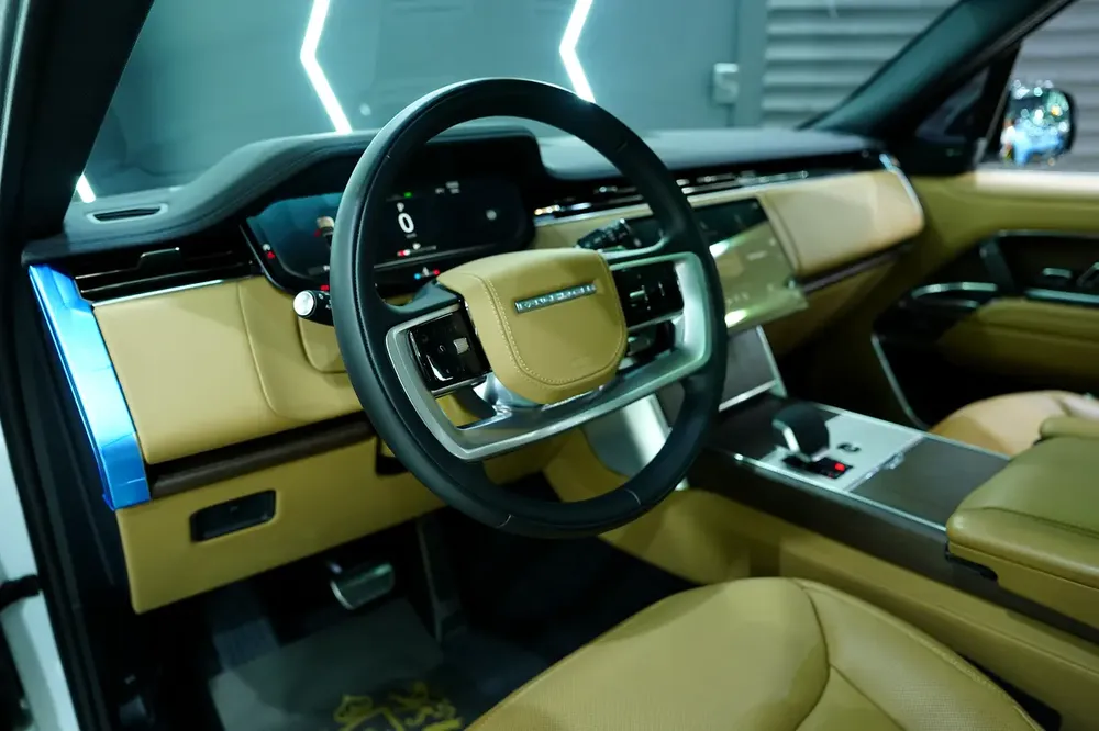 2025 Range Rover Vogue P400 SE LWB, 7-Seater, Deployable Side Steps, Panoramic Roof!! - Image 4