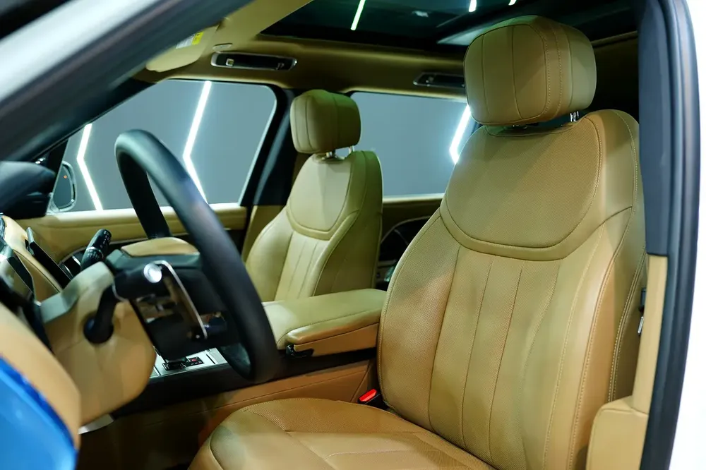 2025 Range Rover Vogue P400 SE LWB, 7-Seater, Deployable Side Steps, Panoramic Roof!! - Image 5
