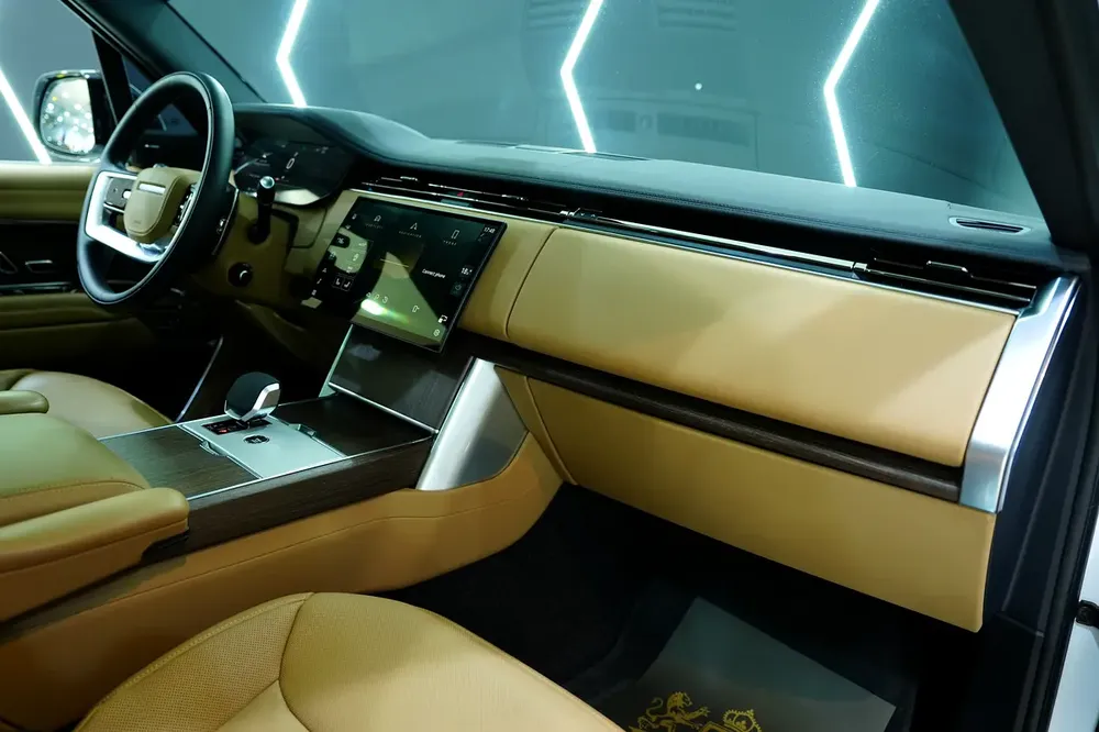 2025 Range Rover Vogue P400 SE LWB, 7-Seater, Deployable Side Steps, Panoramic Roof!! - Image 7