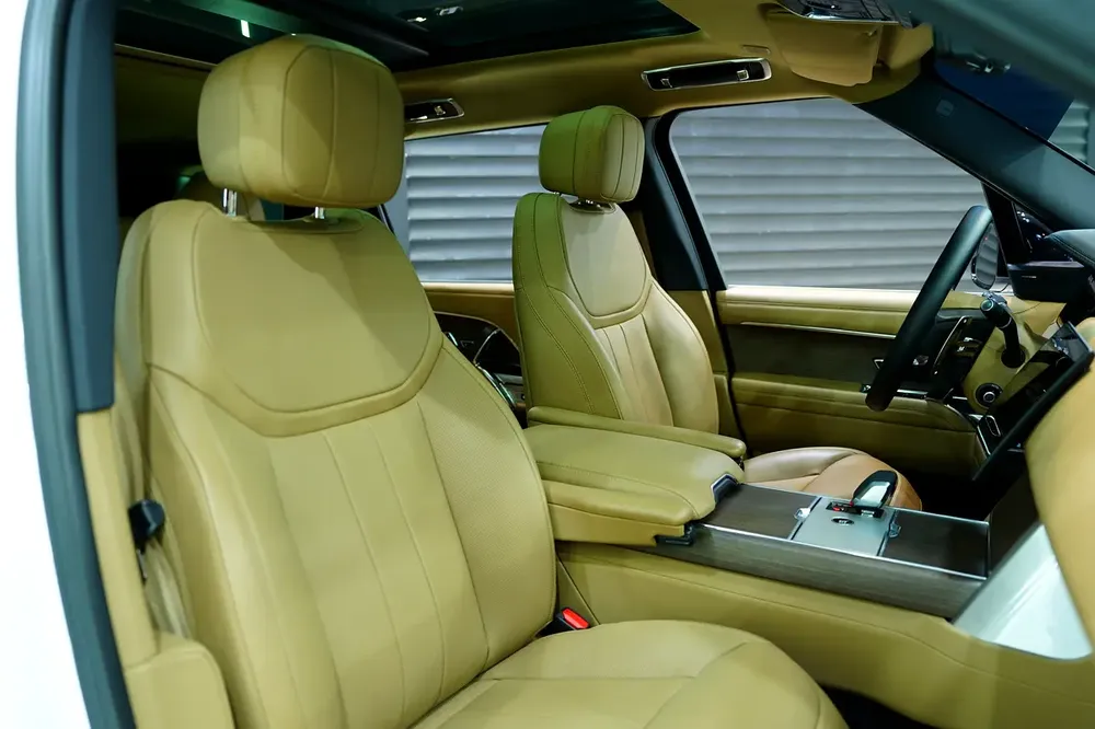 2025 Range Rover Vogue P400 SE LWB, 7-Seater, Deployable Side Steps, Panoramic Roof!! - Image 8