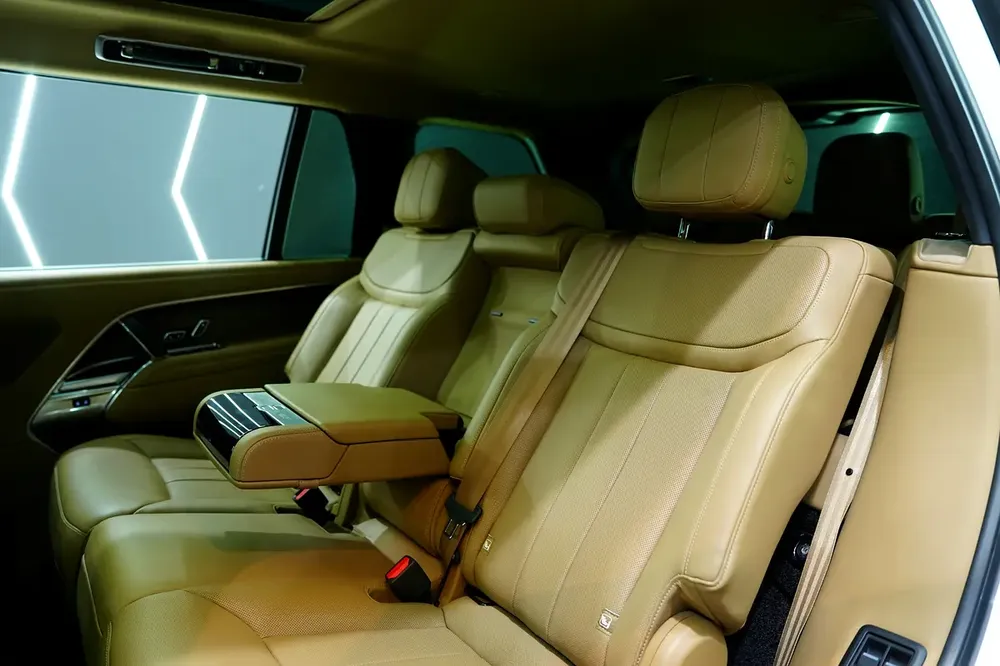 2025 Range Rover Vogue P400 SE LWB, 7-Seater, Deployable Side Steps, Panoramic Roof!! - Image 9