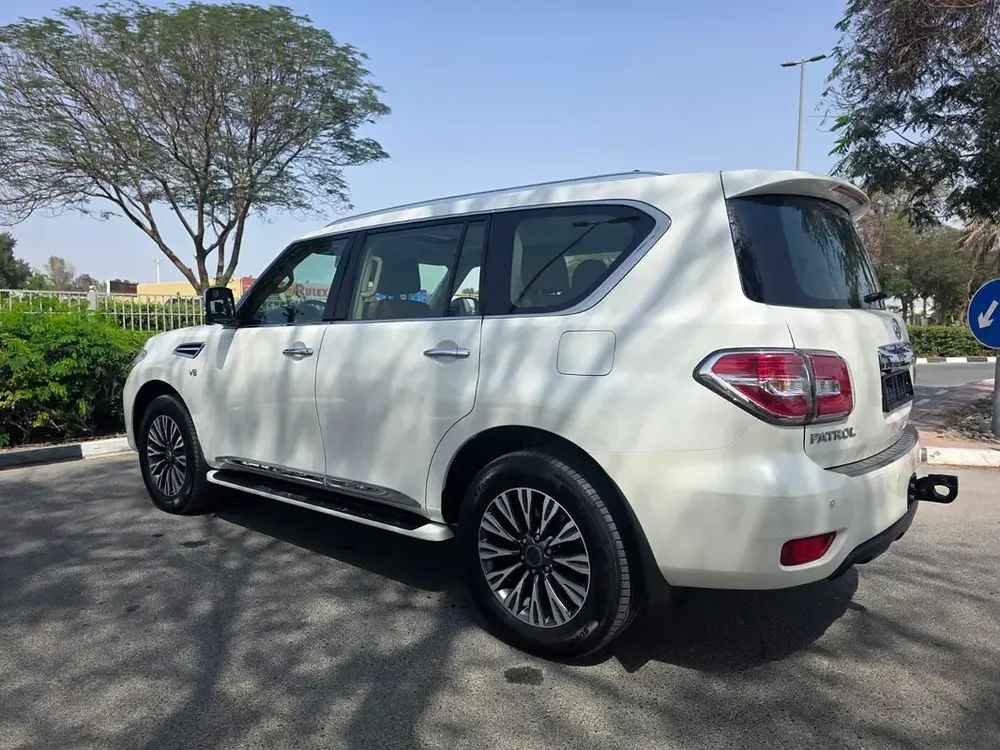 NISSAN PATROL LE 400HP PLATINUM FULL OPTION MODEL 2018 G.C.C ACCIDENT FREE - Image 4