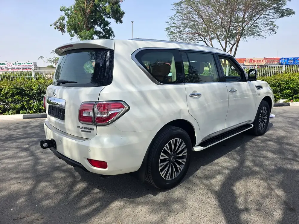 NISSAN PATROL LE 400HP PLATINUM FULL OPTION MODEL 2018 G.C.C ACCIDENT FREE - Image 5