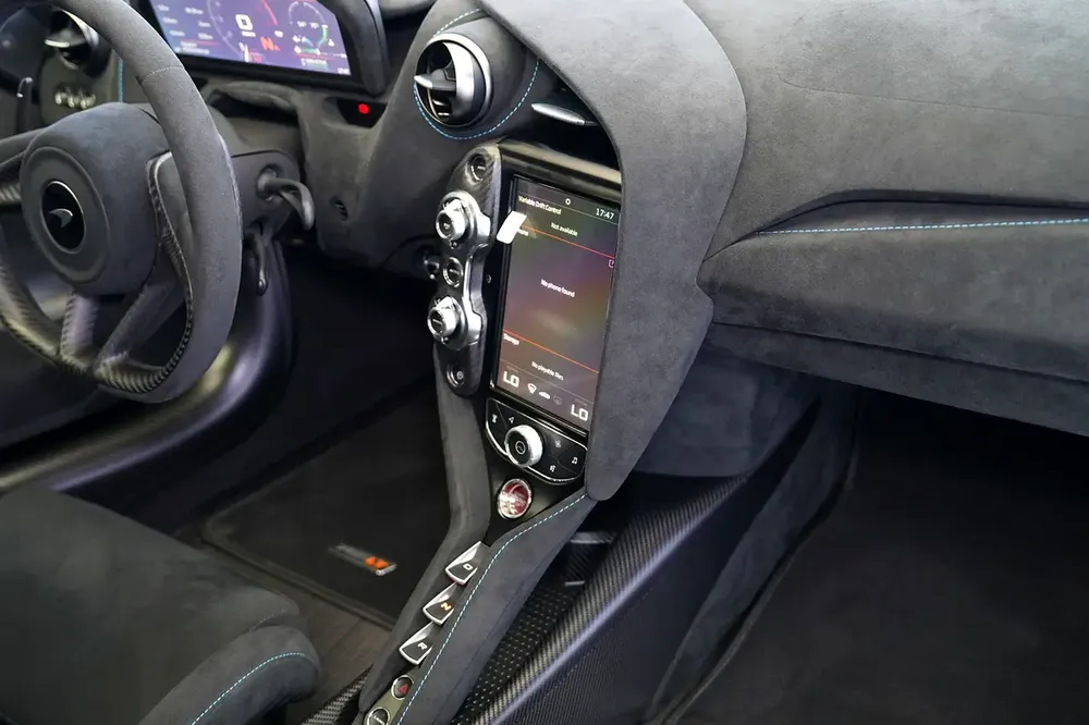 765 LT | FULL CARBON INTERIOR | WARRANTY AVAILABLE - Image 18