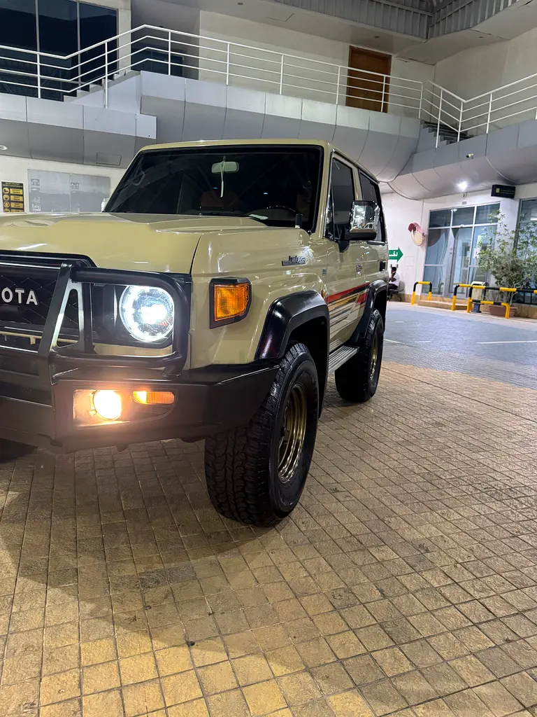 Toyota Land Cruiser VXR 2015 | GCC Specs | V8 Engine - Image 4