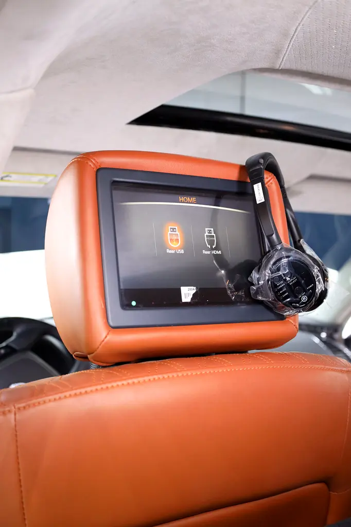 NISSAN PATROL V8 LE PLATINUM GCC FULLY LOADED + STARLIGHT + REAR ENTERTAINMENT + SIDE STEPS - Image 10