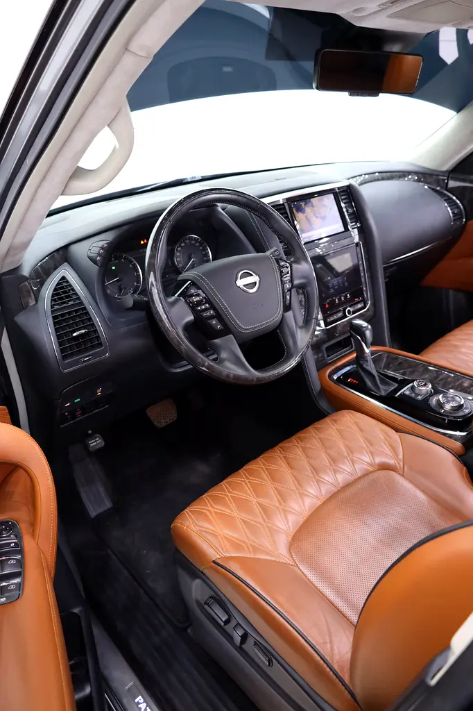 NISSAN PATROL V8 LE PLATINUM GCC FULLY LOADED + STARLIGHT + REAR ENTERTAINMENT + SIDE STEPS - Image 4