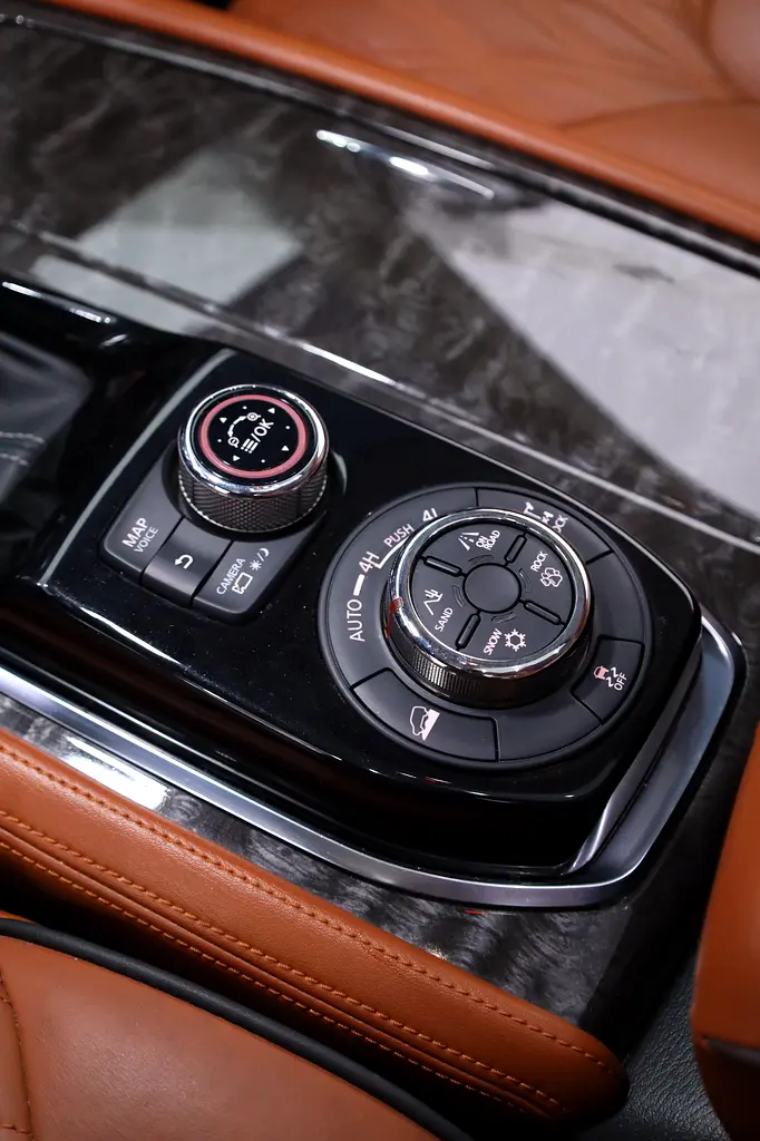 NISSAN PATROL V8 LE PLATINUM GCC FULLY LOADED + STARLIGHT + REAR ENTERTAINMENT + SIDE STEPS - Image 6