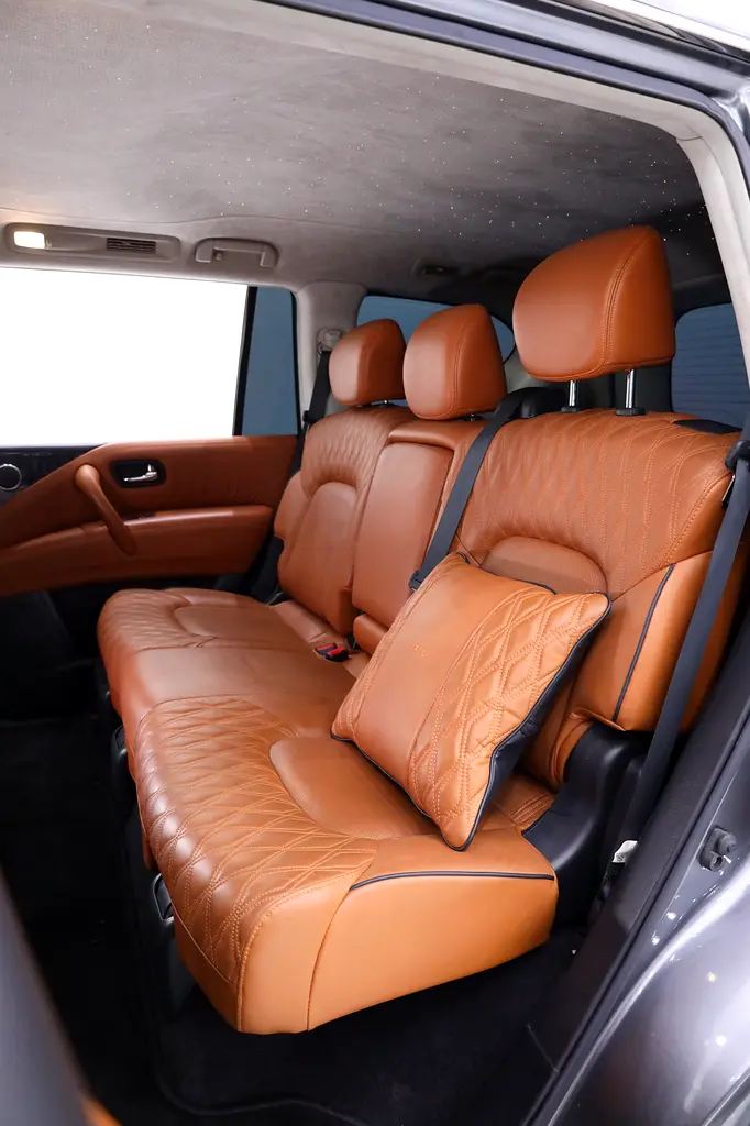 NISSAN PATROL V8 LE PLATINUM GCC FULLY LOADED + STARLIGHT + REAR ENTERTAINMENT + SIDE STEPS - Image 7