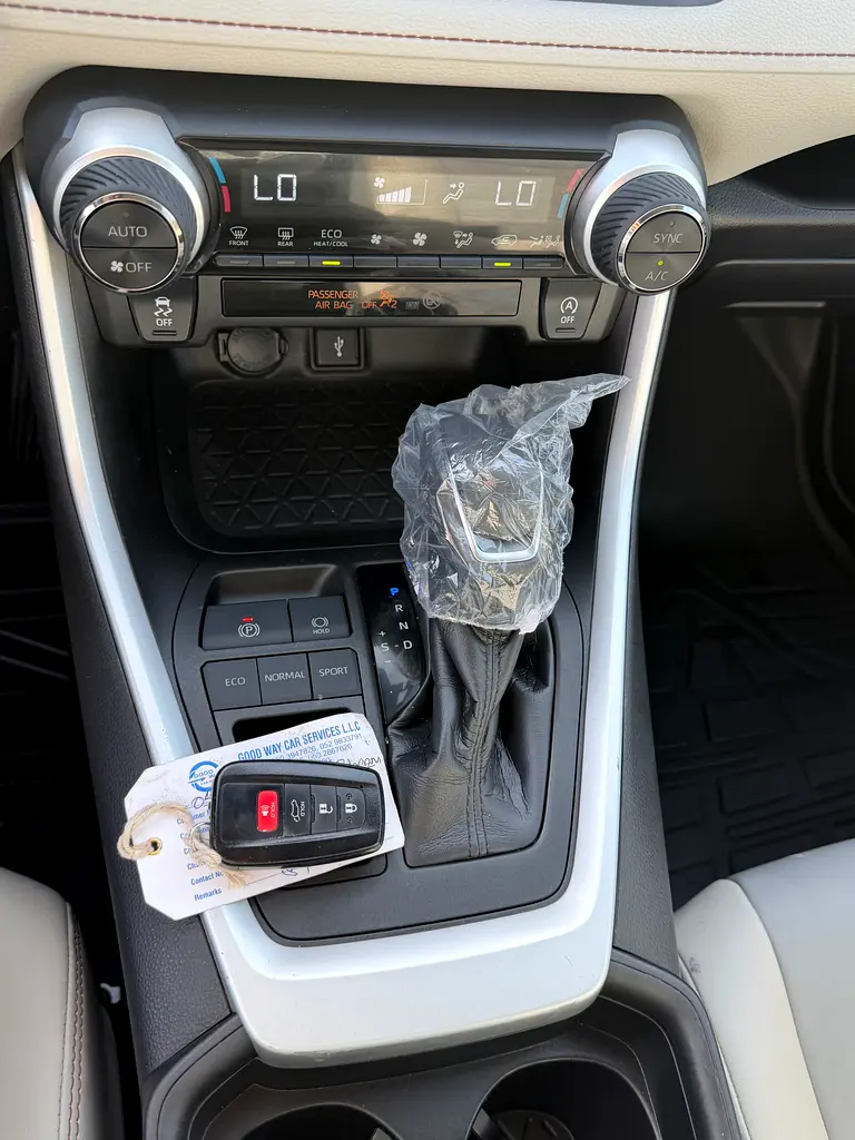 Toyota Rav 4 XLE Premium 2021, American Specs - Image 16