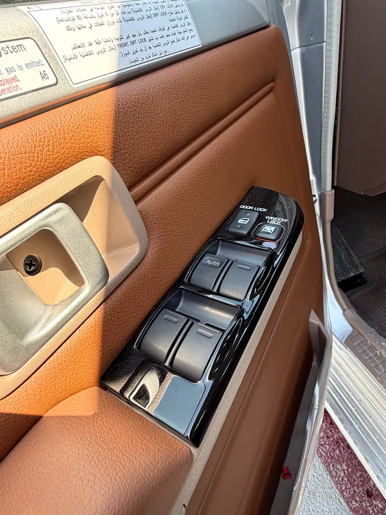 Toyota Land Cruiser 76 Hardtop LX - Image 10