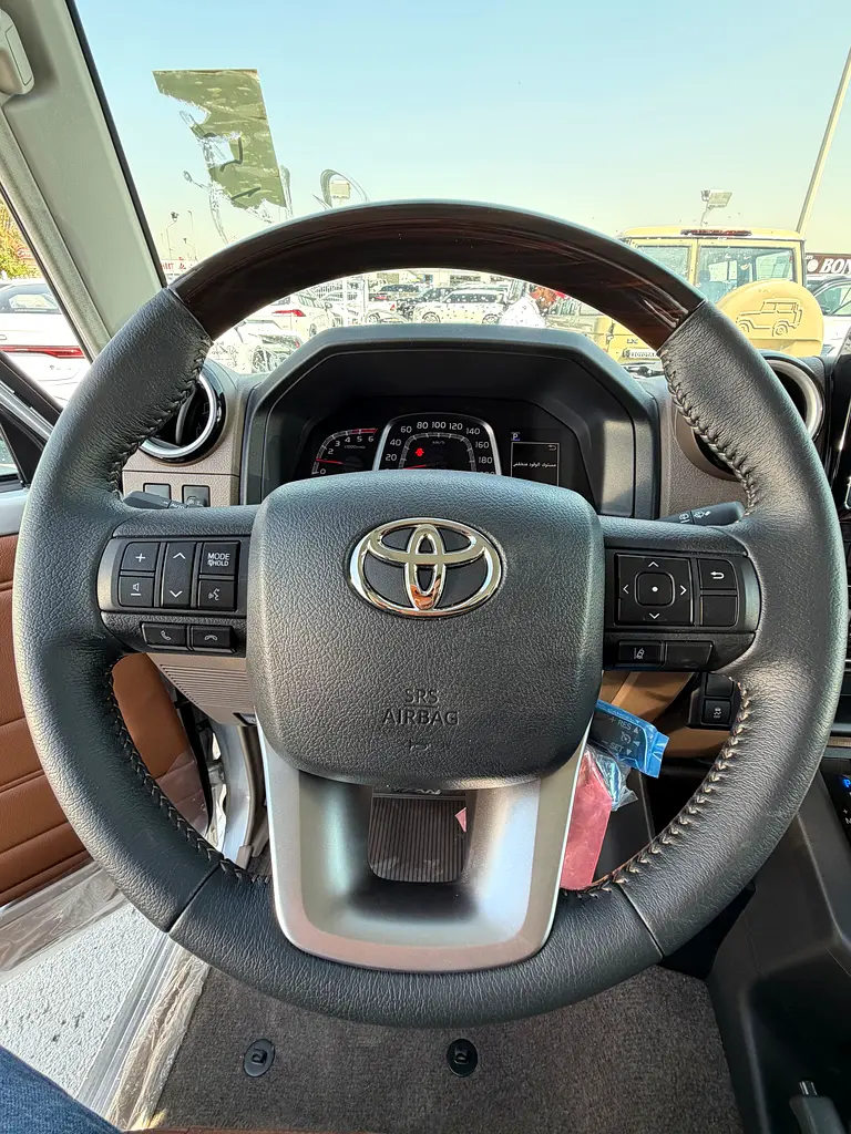 Toyota Land Cruiser 76 Hardtop LX - Image 13