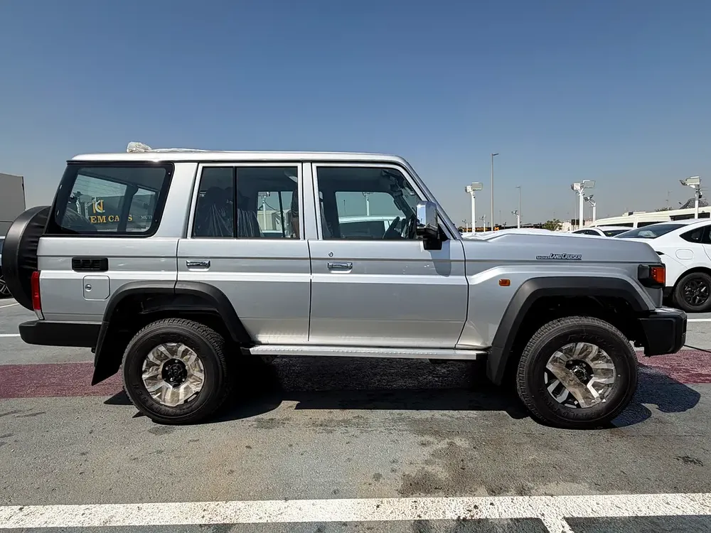 Toyota Land Cruiser 76 Hardtop LX - Image 6