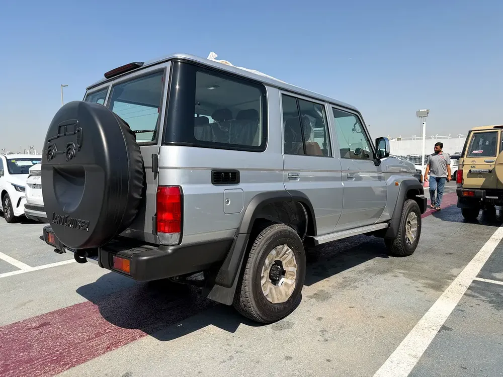 Toyota Land Cruiser 76 Hardtop LX - Image 7
