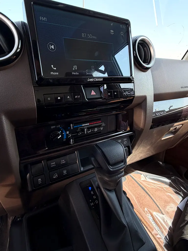 Toyota Land Cruiser 76 Hardtop LX - Image 9