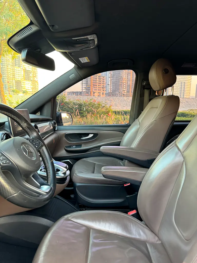Gcc Clean Mercedes V 250 Free Accident - Image 10