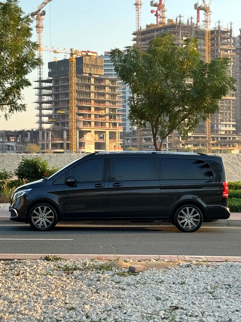 Gcc Clean Mercedes V 250 Free Accident - Image 6
