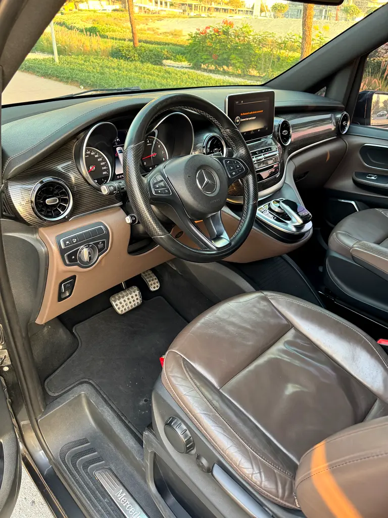 Gcc Clean Mercedes V 250 Free Accident - Image 9